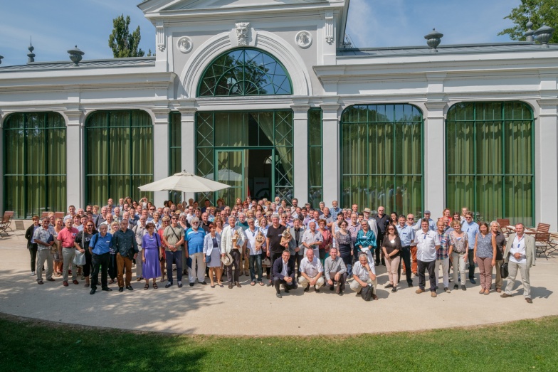 a Konferencia résztvevői a Pálmaház előtt