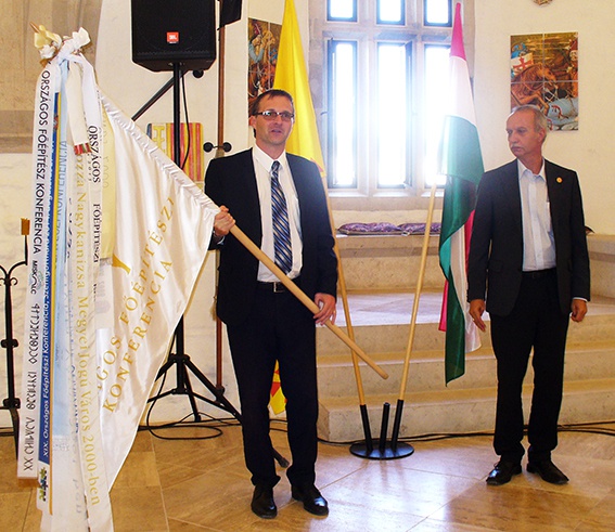 Szeberényi Gyula Tamás alpolgármester a vándorzászlóval Pfliegler Péter alpolgármester társaságában( fotó Pap Klára )